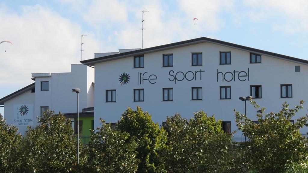 Life Sport Hotel Mentana ภายนอก รูปภาพ